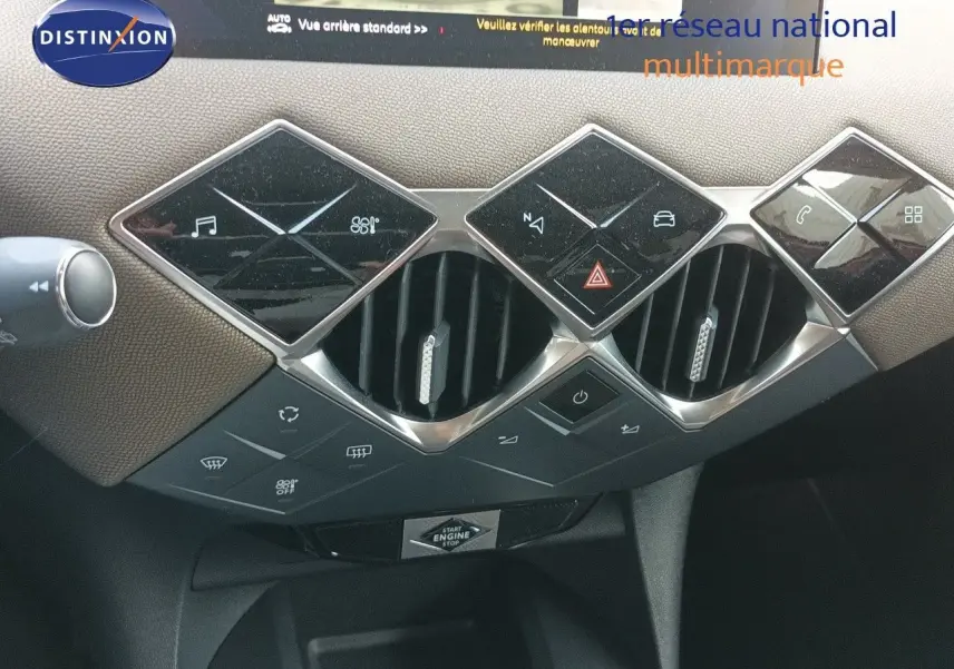 Détail du tableau de bord du DS3 Crossback 2020 avec commandes en losange et aérateurs centraux.