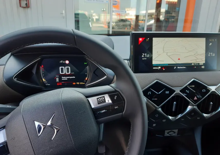 Vue intérieure du tableau de bord et volant DS3 Crossback 2020, avec écran tactile et affichage numérique moderne.