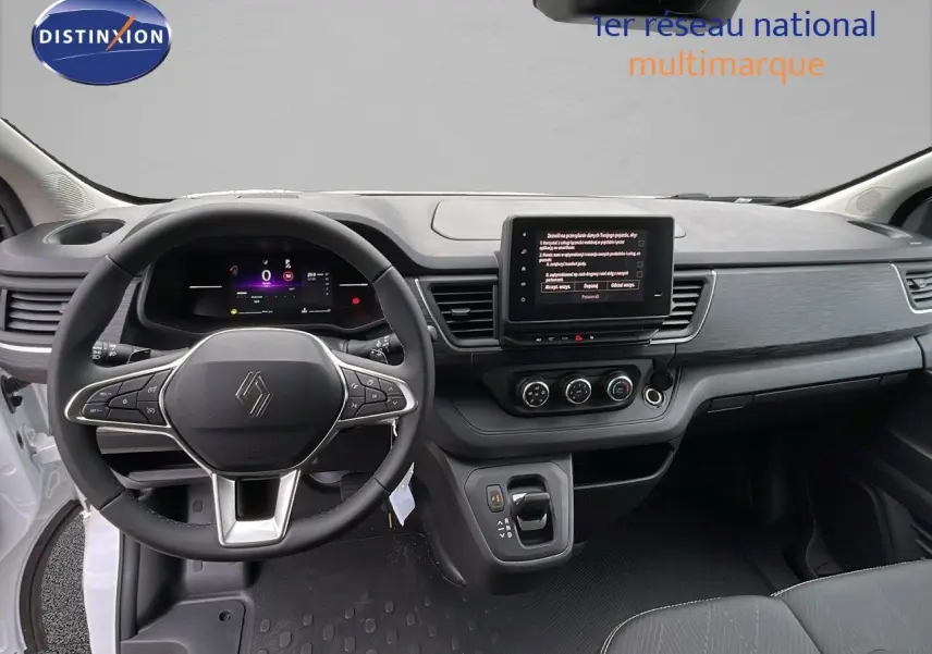 Vue intérieure frontale du tableau de bord du Renault Trafic Fourgon blanc glacier avec écran tactile et volant multifonction.