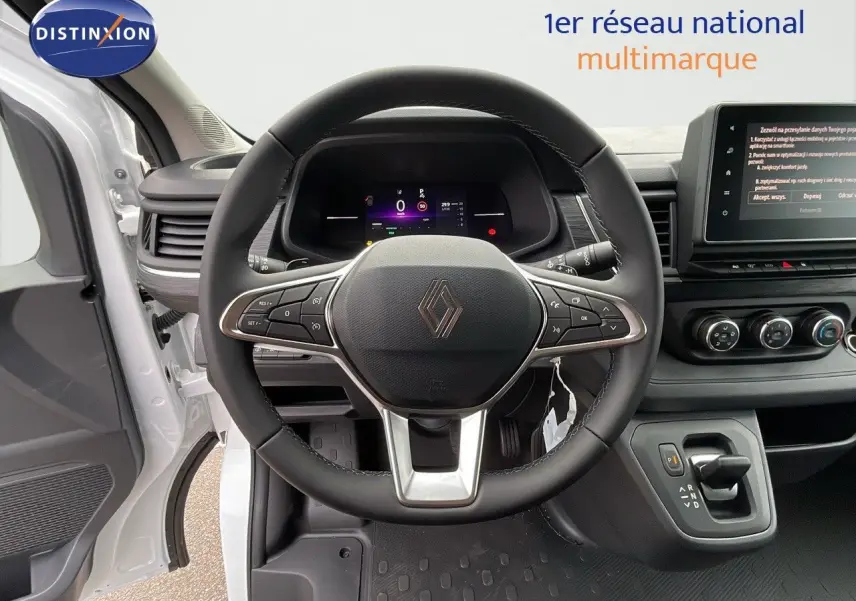 Vue intérieure centrée sur le volant du Renault Trafic Fourgon blanc glacier 2025 avec tableau de bord numérique et écran tactile.