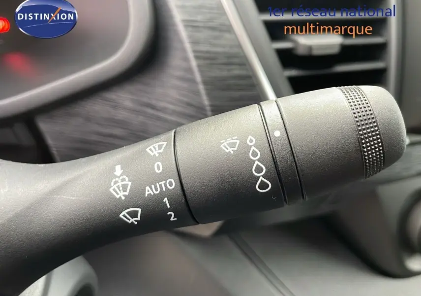 Gros plan sur la commande des essuie-glaces du Renault Trafic Fourgon blanc glacier, montrant les réglages automatiques et manuels.