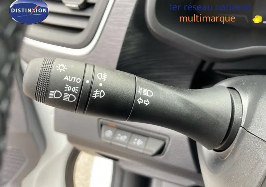 Gros plan sur la commande des phares et clignotants dans l'habitacle du Renault Trafic Fourgon blanc glacier 2025