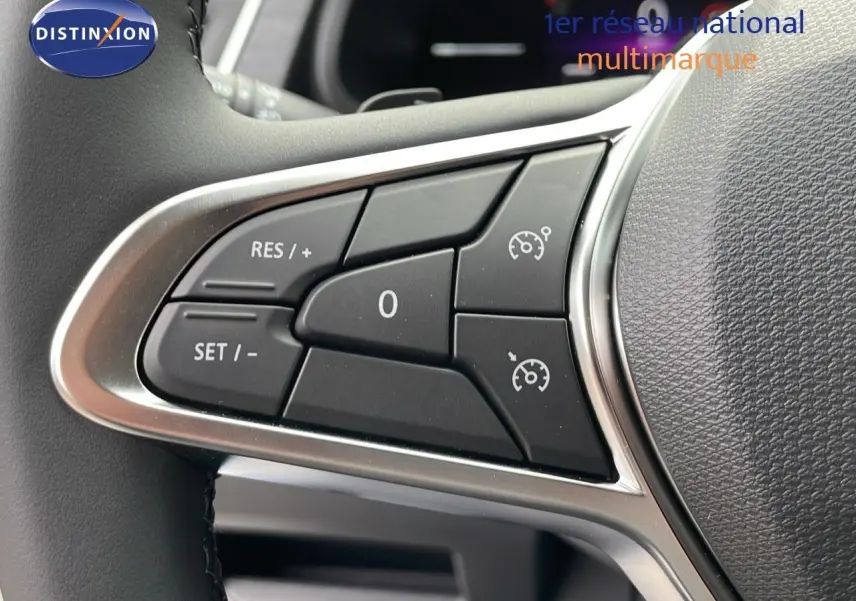 Gros plan sur les commandes de régulateur de vitesse au volant du Renault Trafic Fourgon blanc glacier 2025.