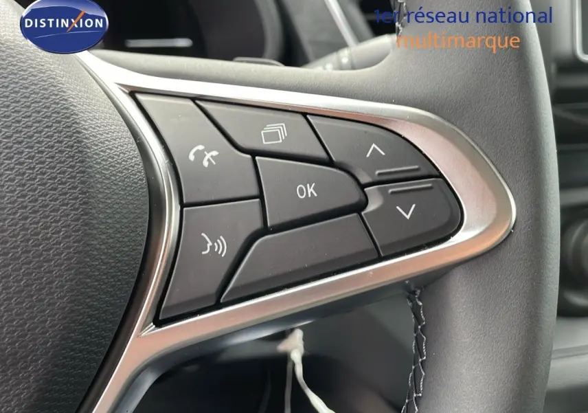 Gros plan sur les commandes multifonctions à droite du volant du Renault Trafic Fourgon blanc glacier 2025.