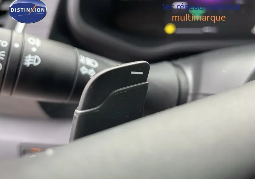 Gros plan sur la palette de changement de vitesse au volant du Renault Trafic Fourgon blanc glacier, version 2025.