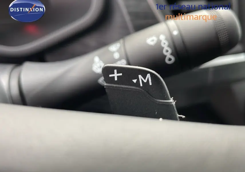 Gros plan sur la palette de changement de vitesse au volant du Renault Trafic Fourgon blanc glacier, version 2025.