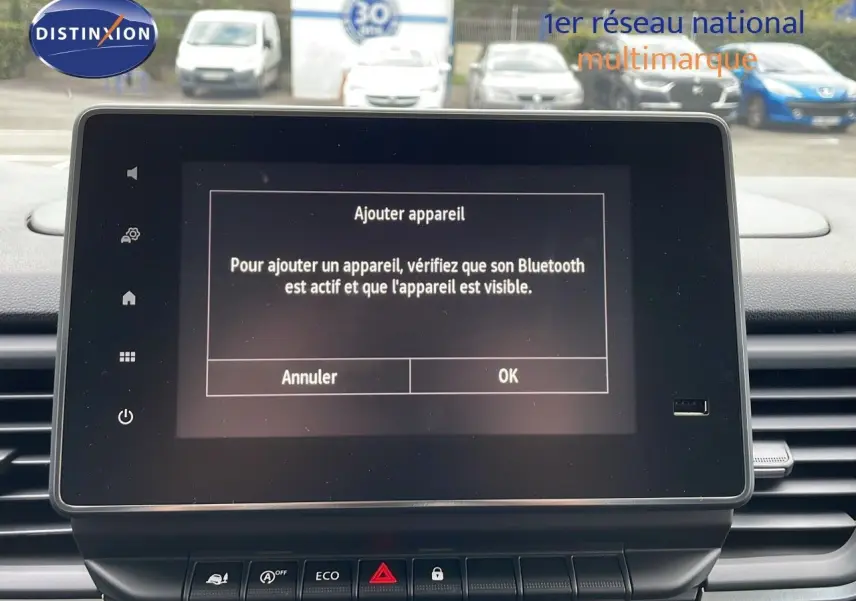 Écran tactile central du tableau de bord du Renault Trafic Fourgon blanc glacier, affichant le menu Bluetooth.