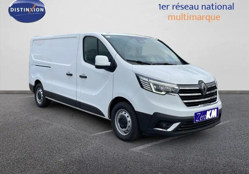 Renault Trafic Fourgon blanc glacier vu en 3/4 avant droit, avec calandre noire et phares LED distinctifs.