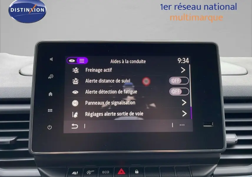 Tablette tactile affichant les aides à la conduite du Renault Trafic Fourgon blanc glacier, vue intérieure centrée.