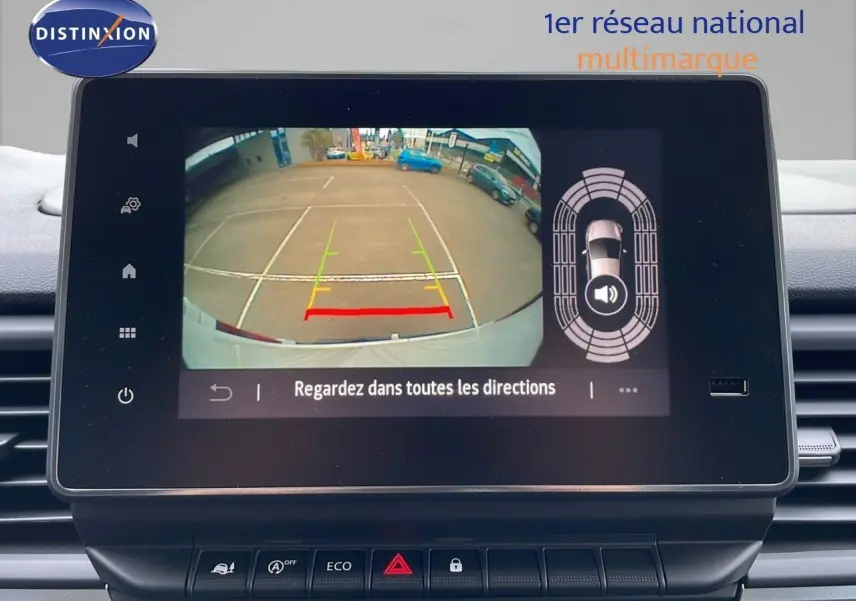 Écran central affichant la caméra de recul du Renault Trafic Fourgon blanc glacier, vue intérieure du tableau de bord.