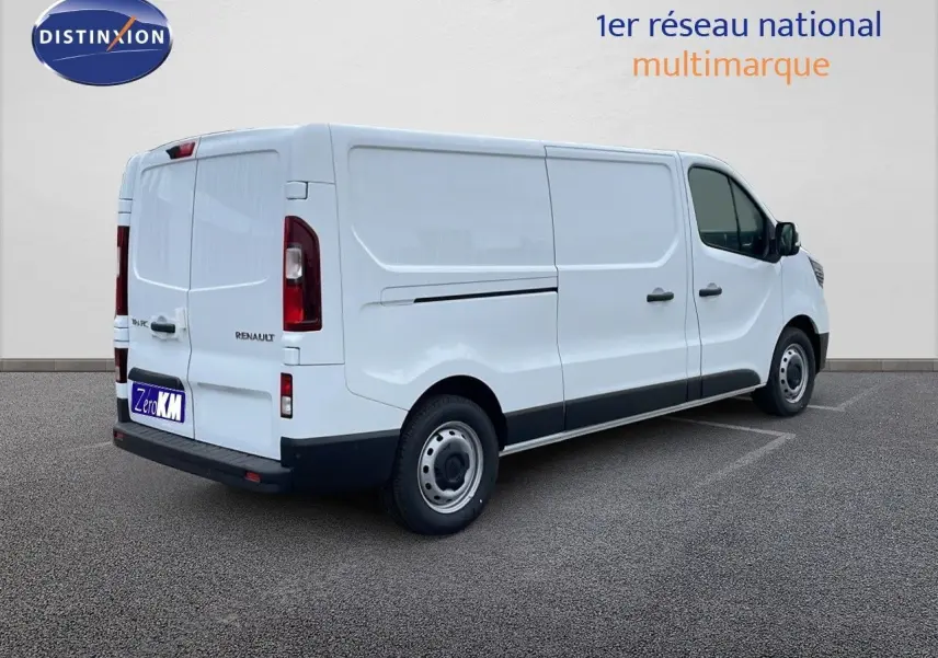 Renault Trafic Fourgon blanc glacier vu en 3/4 arrière côté droit, avec portes latérales et arrière fermées.