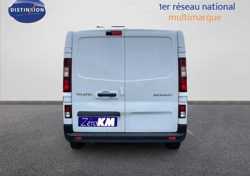 Vue arrière d'un Renault Trafic Fourgon blanc glacier avec portes battantes et feux arrière verticaux.