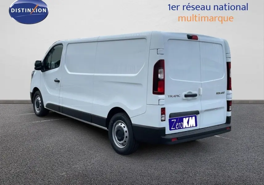 Renault Trafic Fourgon blanc glacier vu en 3/4 arrière droit, avec portes arrière fermées et jantes acier simples.
