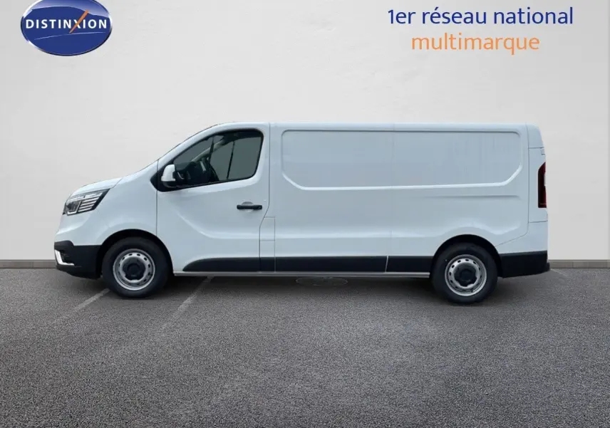 Profil côté gauche d'un utilitaire Renault Trafic blanc glacier, version L2H1, sur fond neutre avec roues acier.