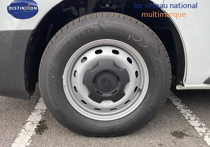 Gros plan sur la roue avant gauche blanche du Renault Trafic Fourgon L2H1 2025 avec jante acier grise.