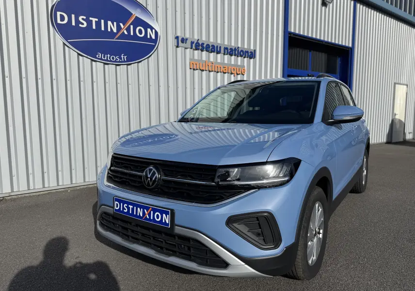 Vue 3/4 avant droite d'un Volkswagen T-Cross 2024 bleu Sky Metal avec feux LED et jantes alliage 16 pouces.