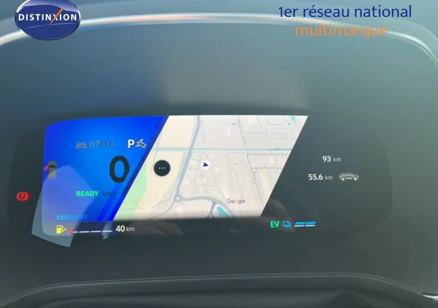 Tableau de bord numérique du Renault Symbioz blanc nacré, affichant la navigation et l'autonomie en mode hybride.