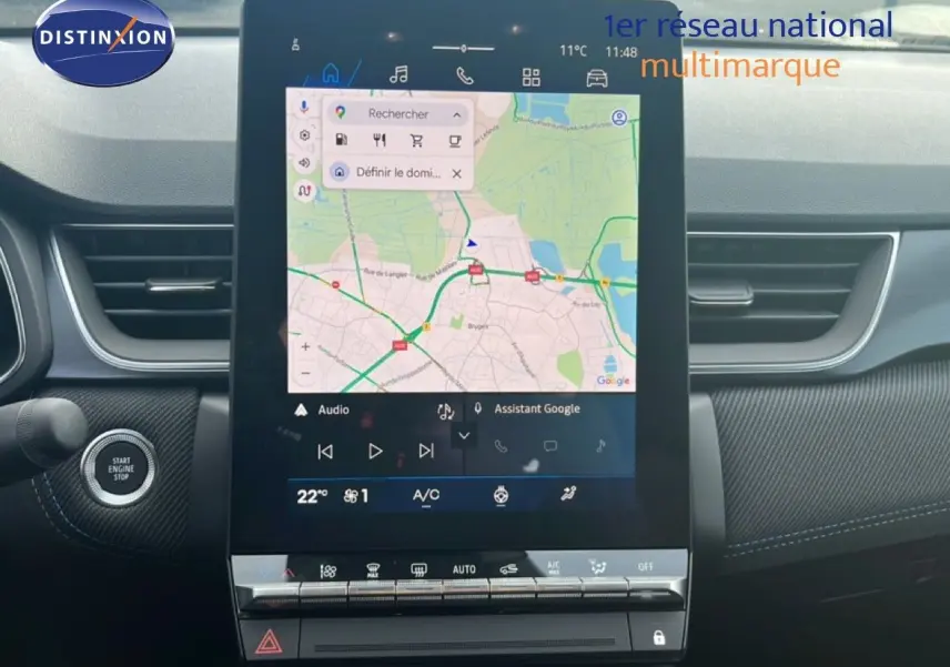 Vue rapprochée de l’écran tactile central du Renault Symbioz blanc nacré, affichant la navigation GPS et commandes climatiques.