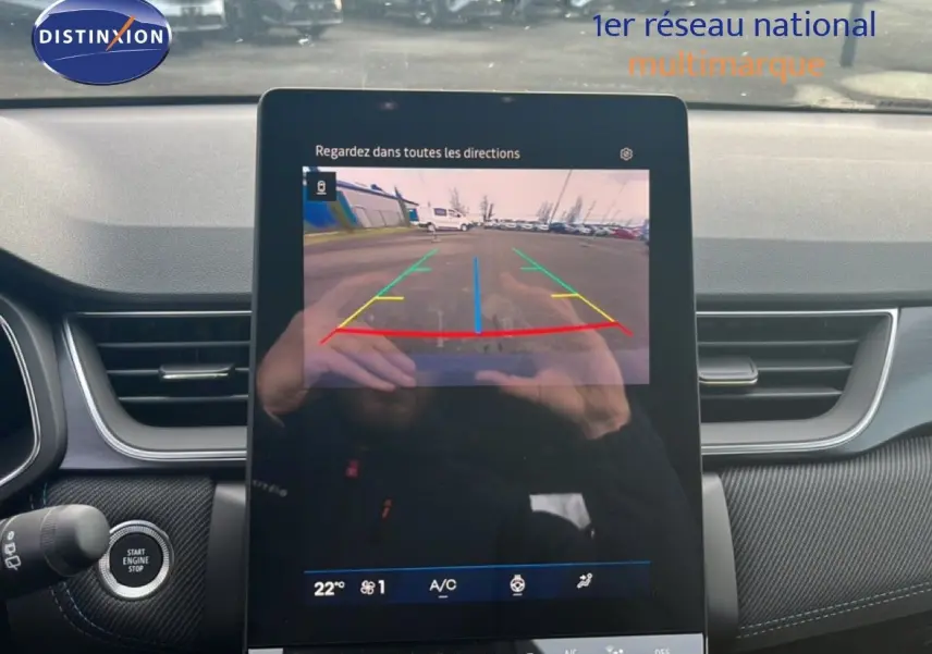 Vue intérieure sur l'écran central affichant la caméra de recul d'une Renault Symbioz blanc nacré 2025.