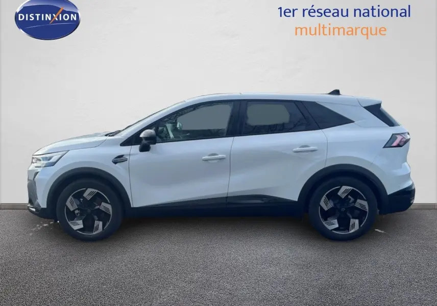 Profil droit d'un Renault SYMBIOZ blanc nacré métal, SUV hybride 2025 avec jantes noires et détails modernes.