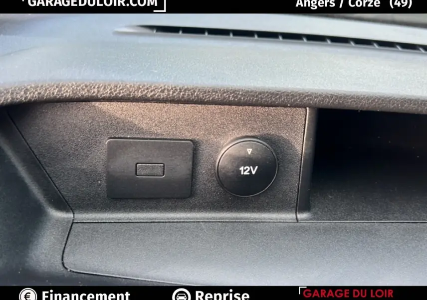 Gros plan sur la prise 12V et un port USB dans l'habitacle du Ford Transit Custom Fourgon blanc.