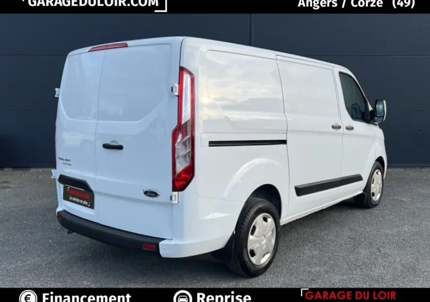 Vue 3/4 arrière droite d'un fourgon Ford Transit Custom blanc avec feux arrière verticaux et jantes acier.