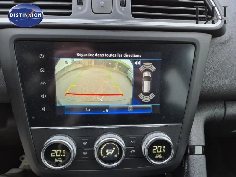Écran tactile central du Renault Kadjar blanc montrant la caméra de recul et commandes climatisation à 20°C.