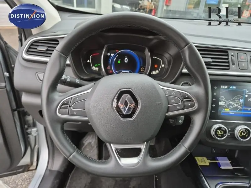 Vue intérieure centrée sur le volant cuir multifonction Renault Kadjar 2022 avec tableau de bord numérique et écran tactile.