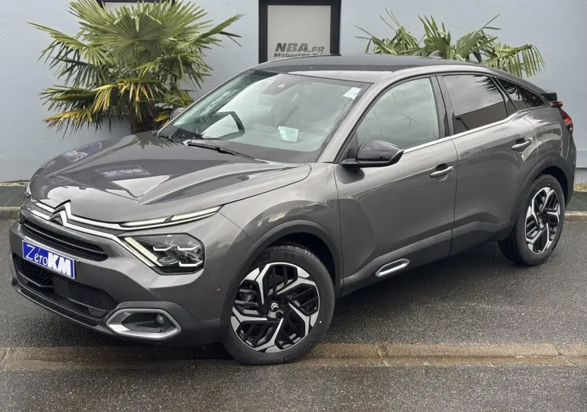 Citroën C4 Gris Platinium vue 3/4 avant droit, jantes alliage 18'' et vitres latérales surteintées.