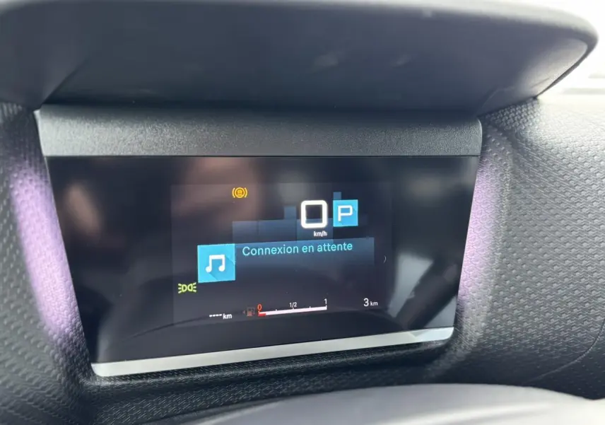 Affichage numérique couleur du combiné de bord de la Citroën C4 Gris Platinium, avec message "Connexion en attente".