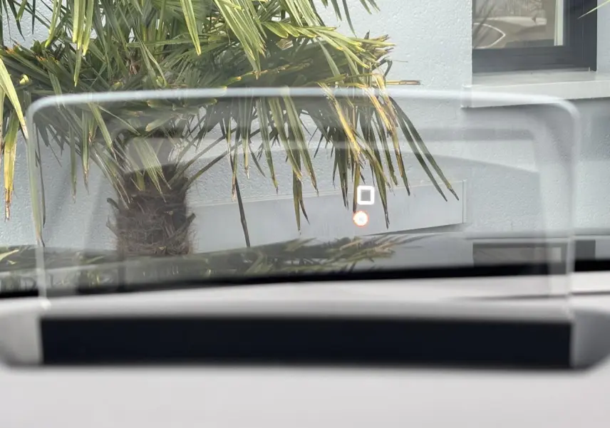 Affichage tête haute transparent de la Citroën C4 gris Platinium vu de l'intérieur côté conducteur.