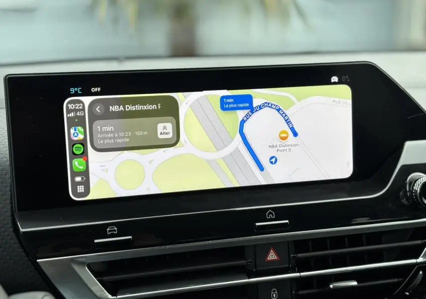 Écran tactile 10 pouces du GPS affichant un itinéraire dans l’habitacle d’une Citroën C4 Gris Platinium.