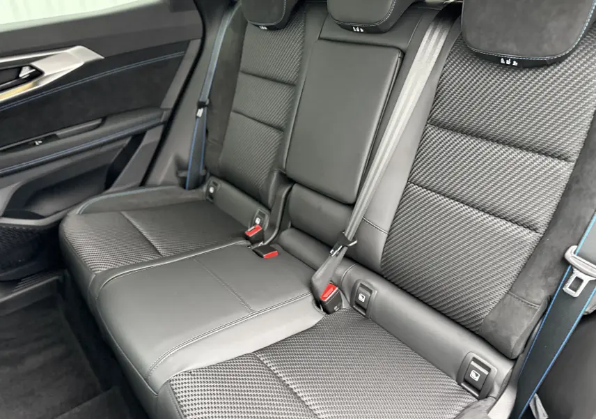 Vue intérieure des sièges arrière en cuir noir avec surpiqûres bleues du Renault Austral 2025 finition Esprit Alpine.