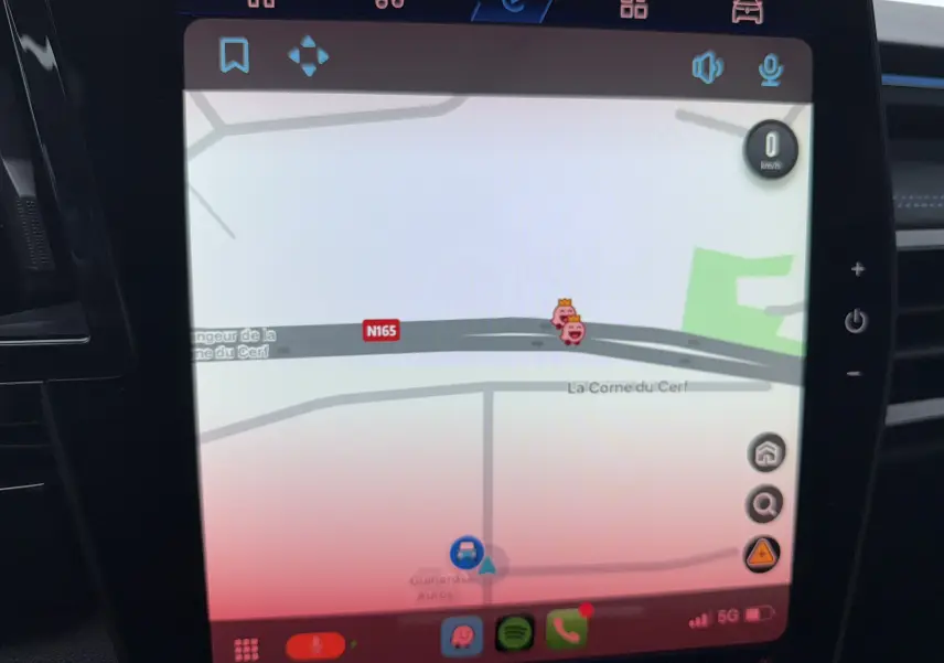 Écran tactile central du Renault Austral 2025 montrant la navigation GPS avec interface moderne et icônes colorées.