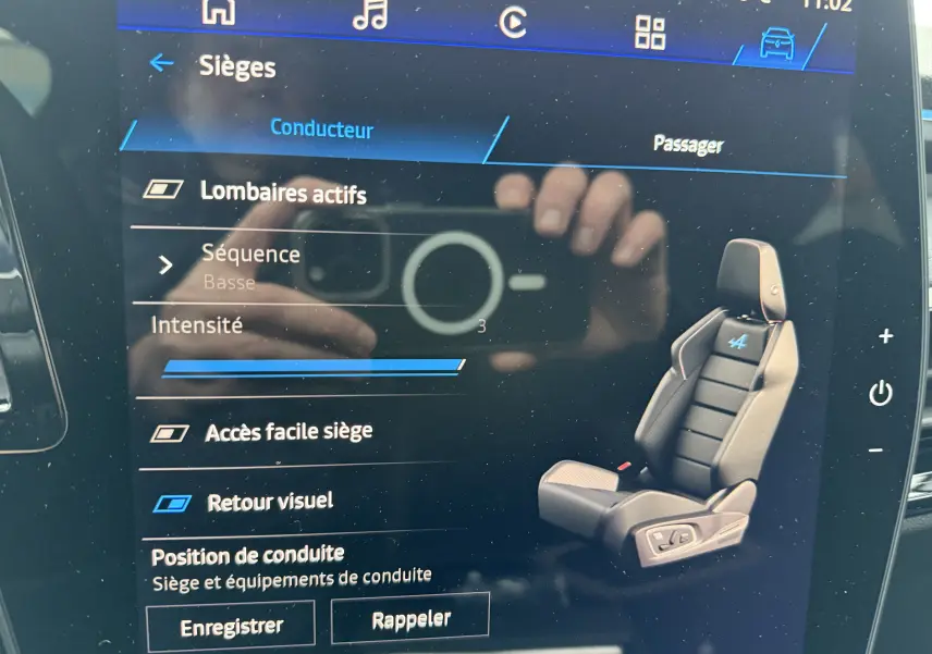 Écran tactile intérieur montrant les réglages du siège conducteur du Renault Austral gris schiste 2025 finition Esprit Alpine.