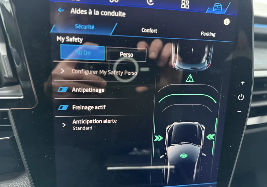 Écran tactile du système d’aide à la conduite du Renault Austral gris schiste, affichant les options de sécurité.