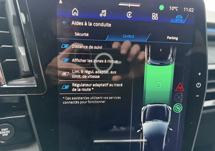 Écran tactile intérieur du Renault Austral 2025 montrant les aides à la conduite et la vue du véhicule en gris schiste.