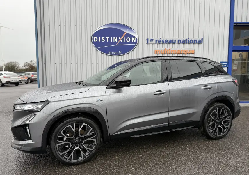 Vue de profil droit du Renault Austral gris schiste avec toit noir, roues alliage et détails sportifs visibles.