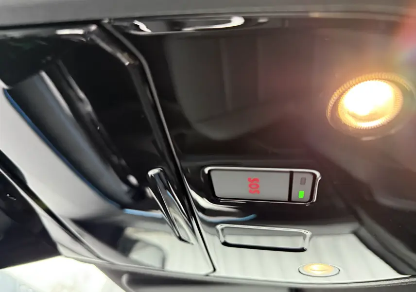 Détail du plafonnier intérieur noir brillant du Renault Austral 2025 avec bouton SOS et éclairage intégré.