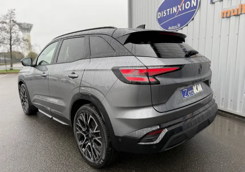 Vue 3/4 arrière droite du Renault Austral gris schiste avec toit noir et jantes noires au design sportif.