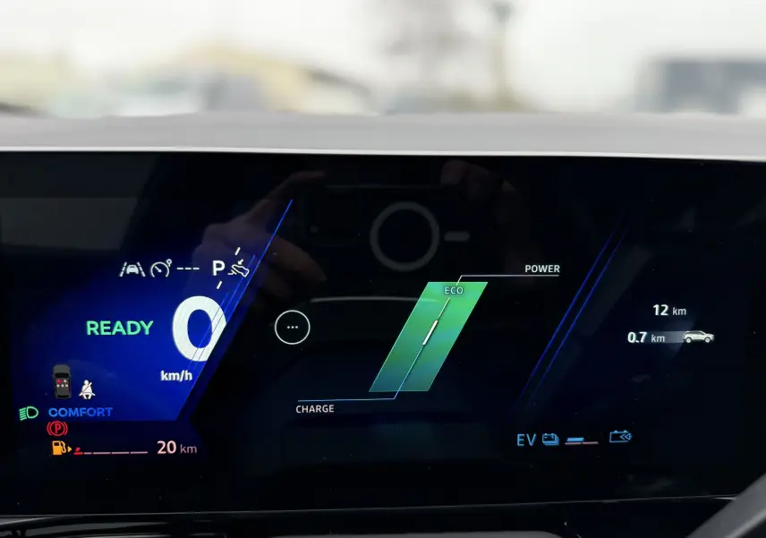 Tableau de bord numérique du Renault Austral 2025, affichage mode Eco et vitesse à zéro km/h.