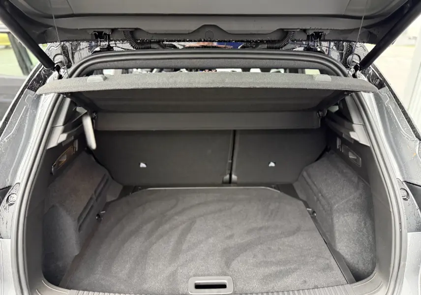 Coffre ouvert du Renault Austral gris schiste, vue arrière montrant l’espace de chargement et la tablette cache-bagages.