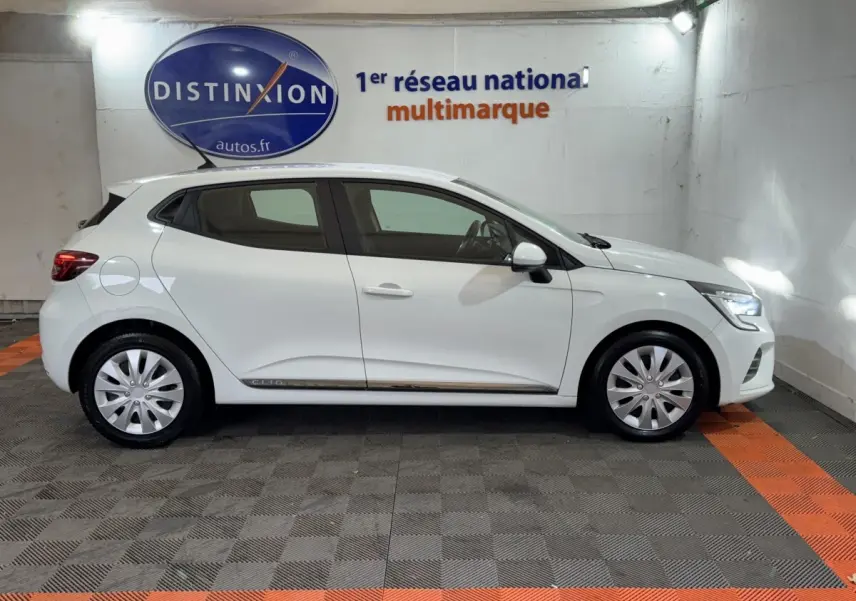 Profil droit d'une Renault Clio Business TCe 100 blanche de 2020, avec feux avant LED et jantes tôles.