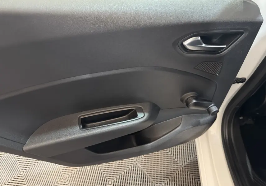 Vue rapprochée de la porte avant droite noire intérieure de la Renault Clio Business TCe 100 blanche de 2020.