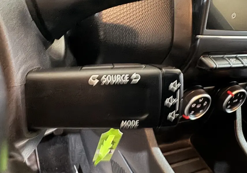 Gros plan sur la commande au volant gauche de la Renault Clio Business TCe 100 2020, avec boutons source et mode visibles.