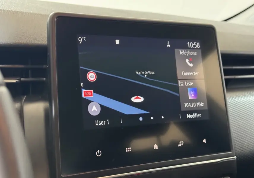 Écran tactile central de navigation 7 pouces dans l’habitacle d’une Renault Clio Business blanche de 2020.