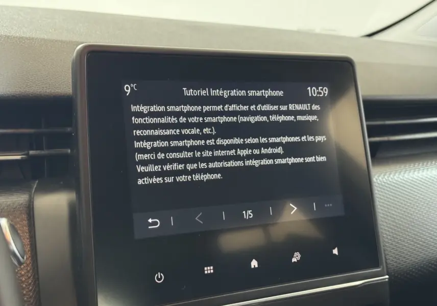 Écran tactile central affichant un tutoriel smartphone dans l’habitacle d’une Renault Clio Business TCe 100 blanc.