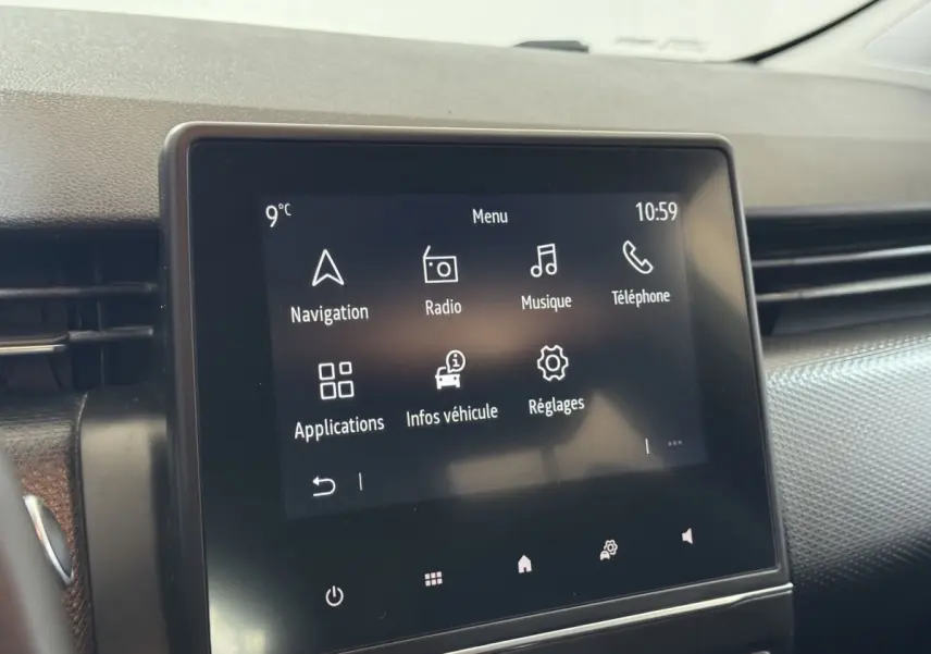 Écran tactile central de la Renault Clio Business TCe 100 2020, affichant le menu principal avec icônes blanches sur fond noir.