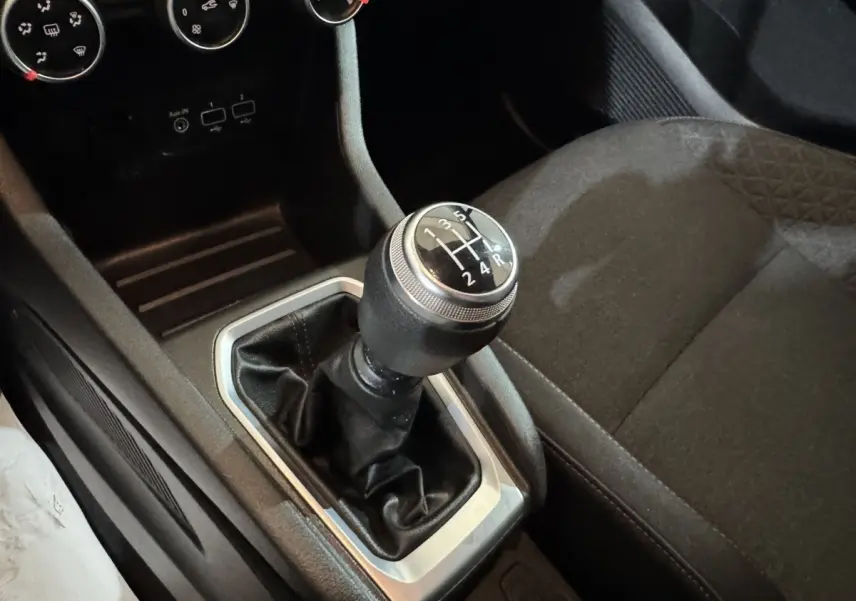 Le levier de vitesse manuel de la Renault Clio Business TCe 100 2020, avec sellerie noire vue de dessus côté conducteur.