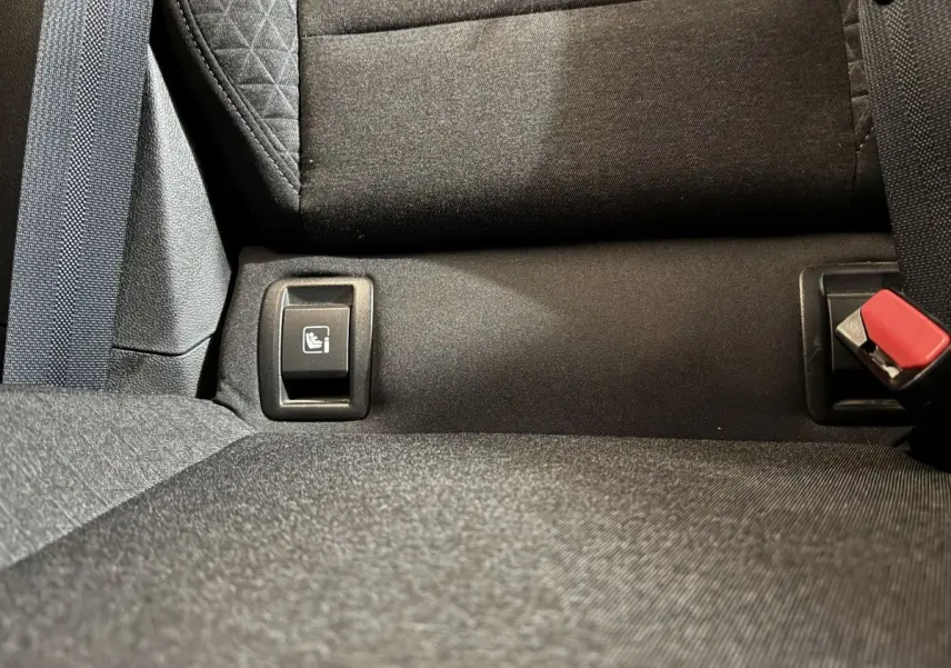 Gros plan sur l’ancrage Isofix arrière de la banquette noire d’une Renault Clio Business TCe 100 blanche de 2020.